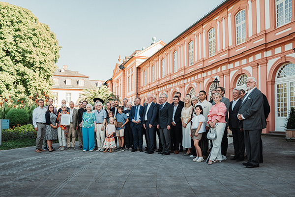 Die Preisträgerinnen und Preisträger 2024 vor Schloss Biebrich. 